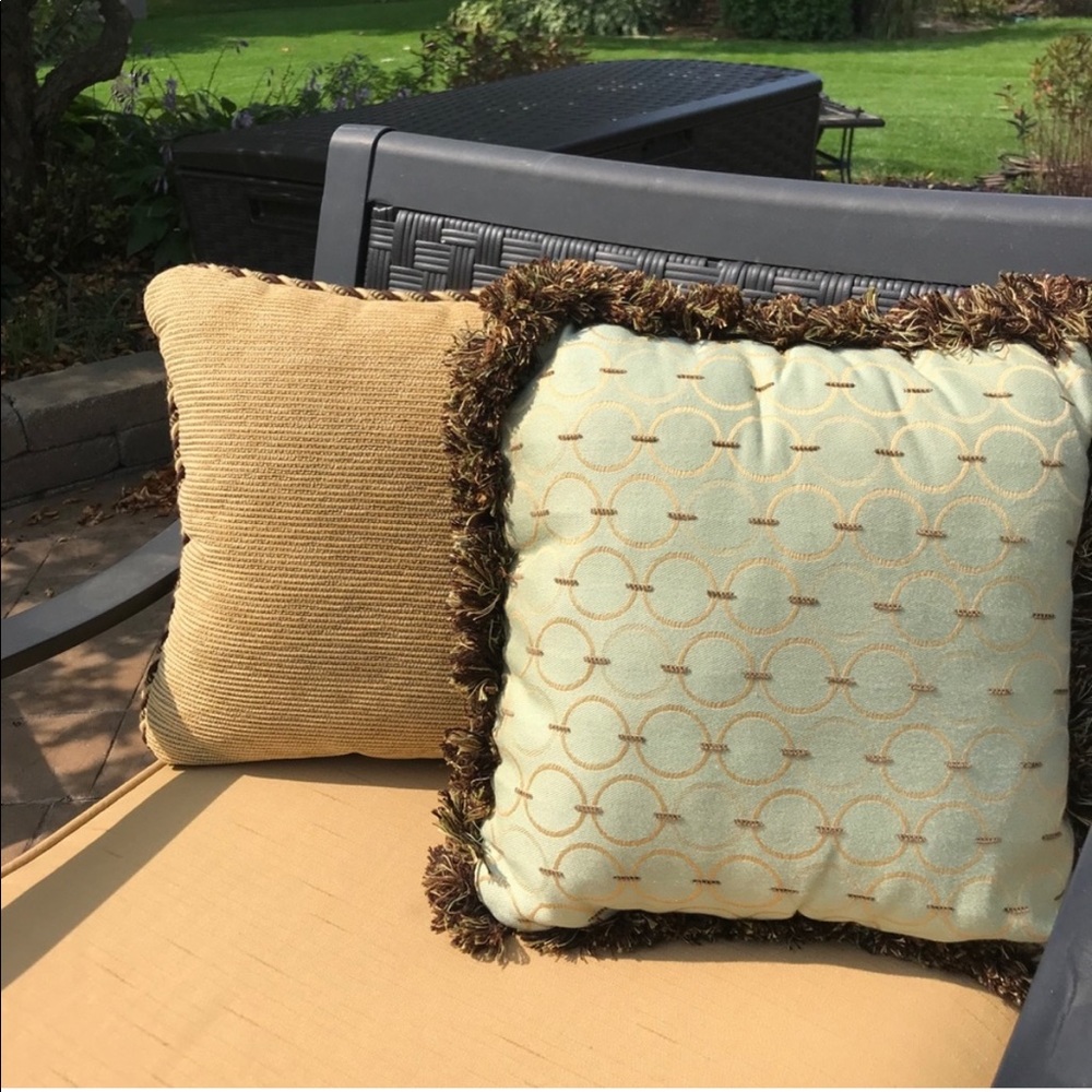 New Lane’s Furniture Outdoor Throw Pillows